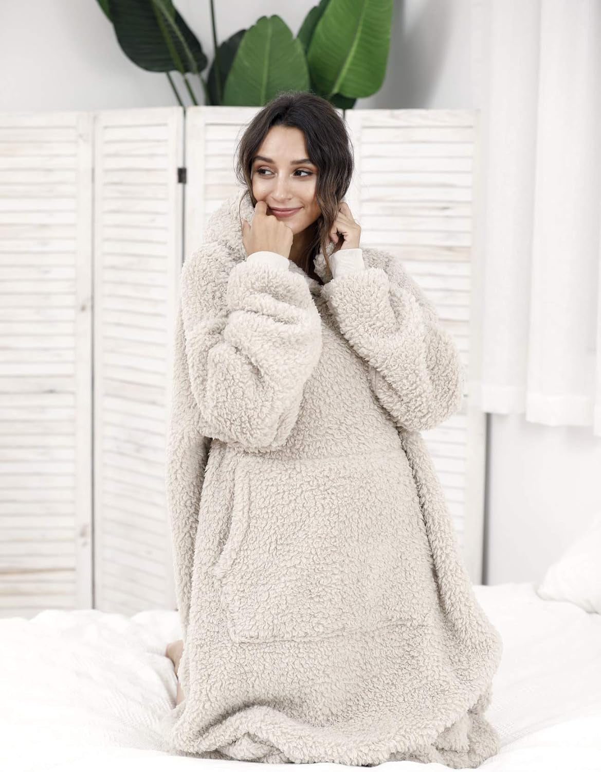 Sherpa Wearable Blanket Oversized Hoodie Sweatshirt TV Blanket with Long Sleeves and Pocket-Beige